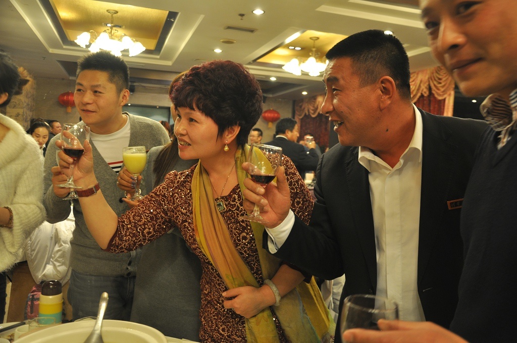 共同举杯