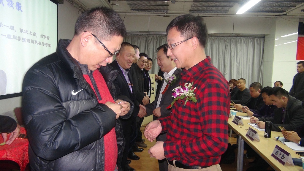 佩戴校徽
