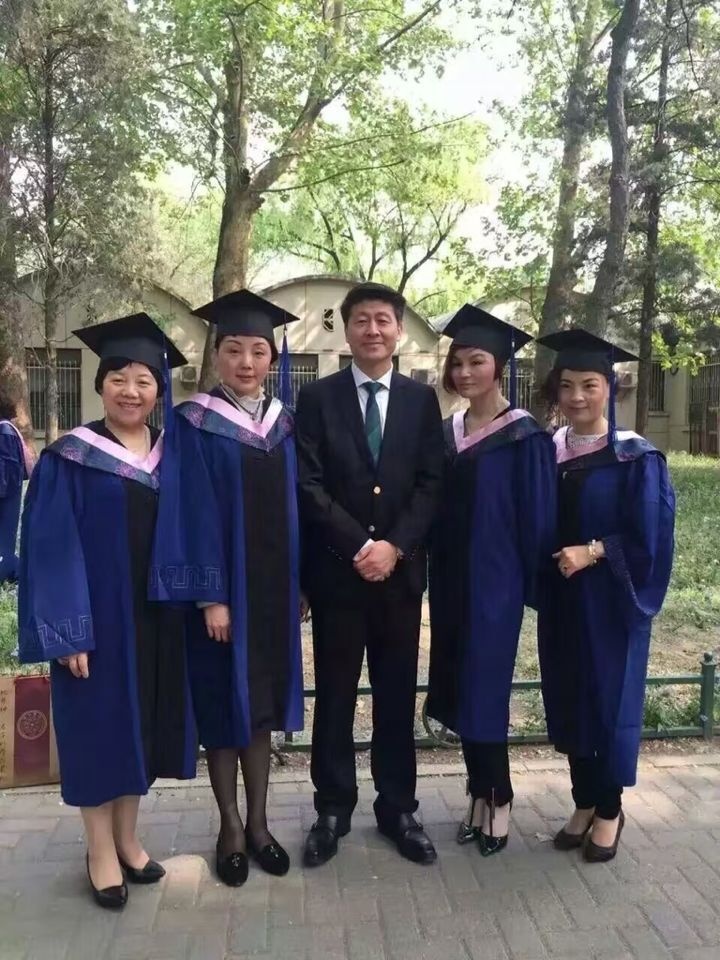 李总毕业和同学合影