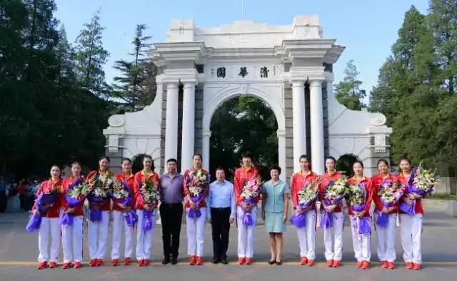 中国女排来清华和校长合影